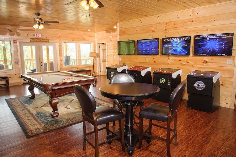 Sycamore Mansion 14 Bedroom Cabin by RedAwning accommodation