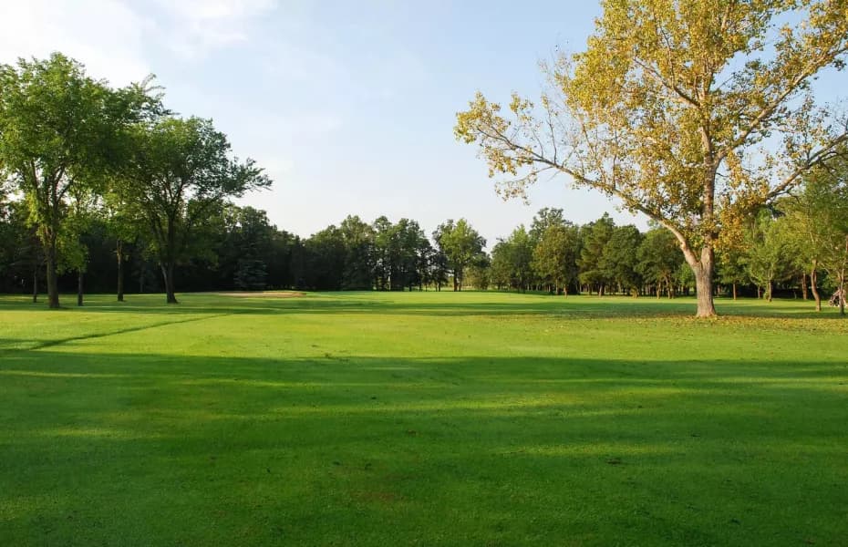 Breezy Bend Country Club golf course in 7620 Roblin Blvd, Headingley, Manitoba, Canada, R4H 1A7