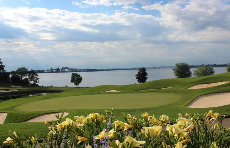 Burlington Golf & Country Club golf course in 422 North Shore Blvd East , Burlington, Ontario, L7T 3Z9